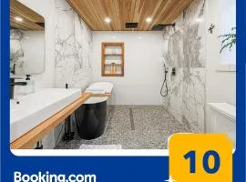 Downtown Oasis-2BR-Spa Bath-Pet Friendly, Free Parking