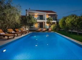 Villa Stullich with swimming pool and sauna, hotel en Nin