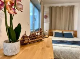ADM Peaceful Apartment in City Center- Wifi, Coffee, AC