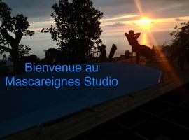 Le Mascareignes Studio Piscine & Spa、Les Avironsのホテル