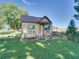 Modern Cortez Mountain Retreat with Yard and View, ubytování v soukromí v destinaci Cortez