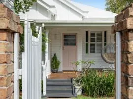Exquisite, Stunning & Central! CDB Fringe Cottage!