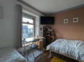 R5 - Triple Room Retreat - City & Beach Access, WIFI, Free Parking - Self Catering