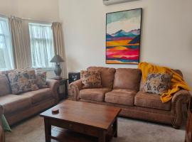 Beautiful villa near everything!, hotel v Christchurchu