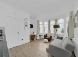 Startlet Stays Apartments - On Elizabeth Line with Free Parking