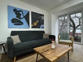 Warm Bright Stay with FAST Wi-Fi Free Parking