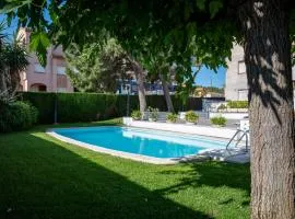 AT005 Planta baja con piscina, airco, parking, playa a 600m