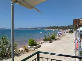 Loutsa Finikounta, 1room Apartment on the beach