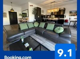 Industrial Charm Apartment, Prime Spot in Bugibba