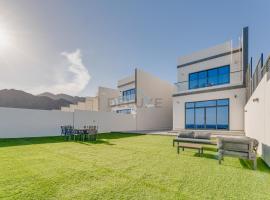 Gulf and Mountain Views 4BR Villa with Assistant Room on Al Dana Island Fujairah by Deluxe Holiday Homes, acomoda&ccedil;&atilde;o em Fujairah