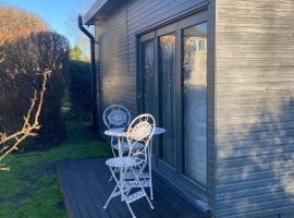 Cosy Countryside Cabin, cheap hotel in Bramley