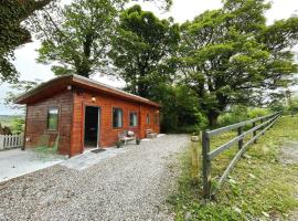 Scenic Countryside Lodge Romantic & Pet-Friendly, pet-friendly hotel in Newcastle West