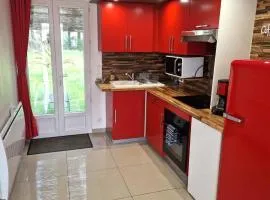 02 - Très joli 2 pièces avec 3 lits pouvant accueillir jusqu'à 5 personnes, situé au rdc avec entrée indépendante, une place de parking réservée devant l'entrée et terrasse sur l'arrière donnant sur parc arboré, tout le linge de maison est fourni