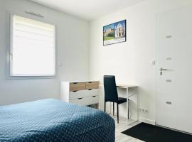 Chambre indépendante avec frigo et micro-ondes, hotel in Poitiers