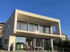 Villa Sea Horizon with a pool, hotel en Mravince