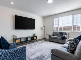Modern 4BR Retreat, Big TVs & BBQ, Near i99