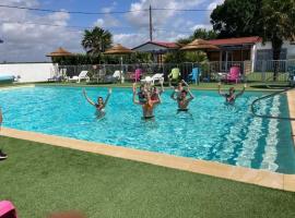 Camping 3 étoiles - 1km de la plage - Piscine chauffée et Espace Fitness, hotel a Saint-Georges-de-Didonne