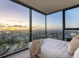 2BR Apartment, Panoramic 180 Degrees Views on 52nd Floor