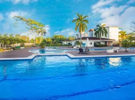 2 Bedroom Oceanfront Condo with Wi-Fi, AC and Pool