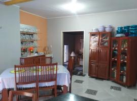 Casa grande com 4 quartos e área de serviços e lazer, Hotel in Bragança