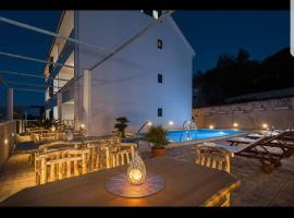 La Perla apartments 3, hôtel à Sutivan