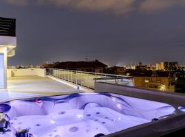 Penthouse with outdoor hottub, hotel v destinaci Limassol