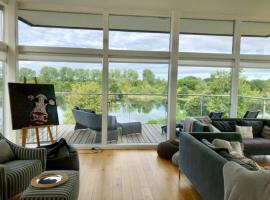NEW Bauhinia House Spa Access and Lakeside Home โรงแรมในSomerford Keynes