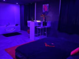 Love Room Passion Purple, hotel in Balaruc-le-Vieux