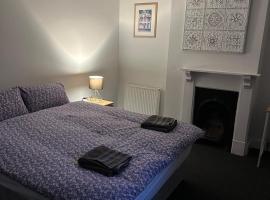 Luton Town House Near AIRPORT, hotel v Lutonu