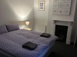 Luton Town House Near AIRPORT