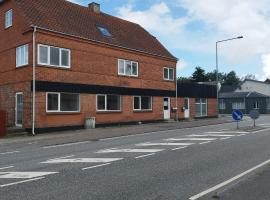 Hyggelig lejlighed i stille by, hotel a Vemb