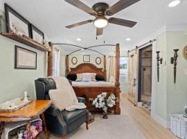 Master Suite Relaxing Retreat Pool, Spa, Art Studio, Breakfast, hotel em Chipley