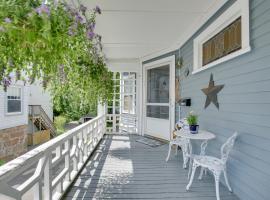 Quaint Beverly Townhome Walk to Beach and Downtown!, Hotel in Beverly