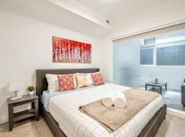 Spacious 2BR Apartment - Regent Park Near Downtown