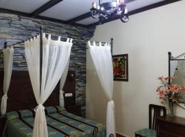 Hostal Restaurante El Lirio, guest house in Bollullos par del Condado