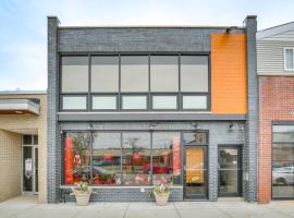 Steps to Shops and Eats Apt in Portage Park!, hotel en Chicago