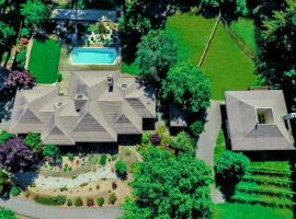 Luxe Villa Estate, Sonoma, Private Creek, Hot Tub, Pool, Bocce, hotel em Sebastopol