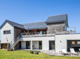 Villa d'architecte piscine intérieure 12 personnes, hotel in Saint-Cast-le-Guildo