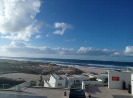 Praia Del Rey SeaView Dupplex, hotel i Casal da Lagoa Seca