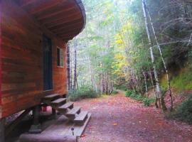Half Moon Cabin at Sustainable Ecovillage, hotel in Gasquet