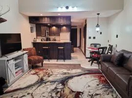 Little Womens Villa Condo 1 mile from Parkway