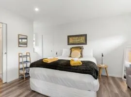 Beverley Hills Studio Apartment - Shared Pool and Hot Tub