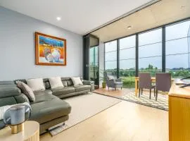 Prime and Stylish Stay in Kingston Foreshore - Hosted by Canstay