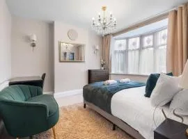 Spacious 5BR Home in 113 Park Lane with Free Parking Near M6 and Walsall Town Centre