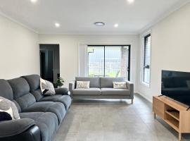 Convenient and Peaceful 4BR New House in Gregory Hills, hotel v destinaci Narellan