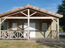 Chalet 2 Chambres avec Piscine Chauffée Près du Lac du Jaunay, Idéal Familles - FR-1-783-7