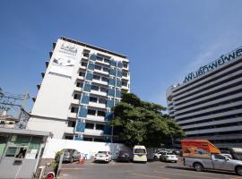 D haus Ngamwongwan Residence, hotel in Nonthaburi