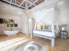 Tiara Poolside Family Bungalow at Sumba Paradise Beach Resort, biệt thự ở Lakahembi