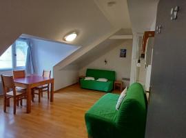Studio hyper centre lumineux et fonctionnel Luchon, hotel in Luchon