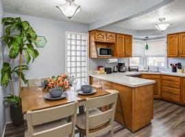 Astonishing Home Mins Away Airport Dwtn UofR andRIT, Hotel in Rochester